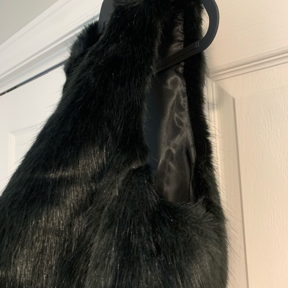 Joe Fresh Women’s Faux Fur lined Sleeveless Vest/Top, Black. Size S - Picture 6 of 9